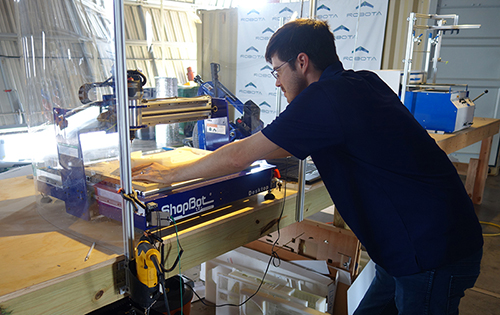 Robota_Liska_CuttingPlasticOnDesktop03 – Top CNC Router Manufacturer ...
